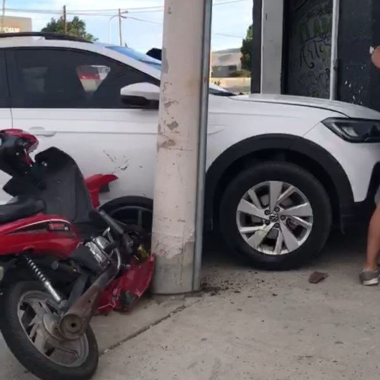 Manejaba borracho, se estrelló contra un bar y casi atropella a varias personas