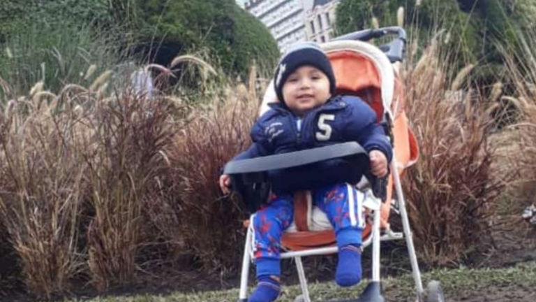 Venden empanadas para costear el viaje a un bebé con tratamiento oncológico