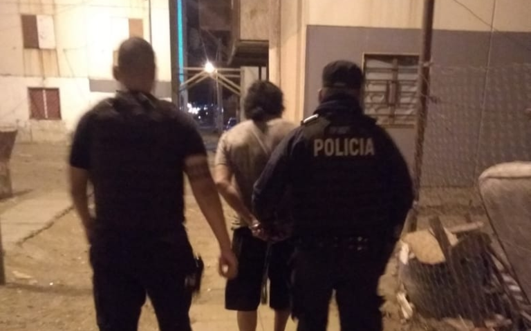 Se encontraba paseando, vió a la Policía e intentó huir: tenía pedido de captura