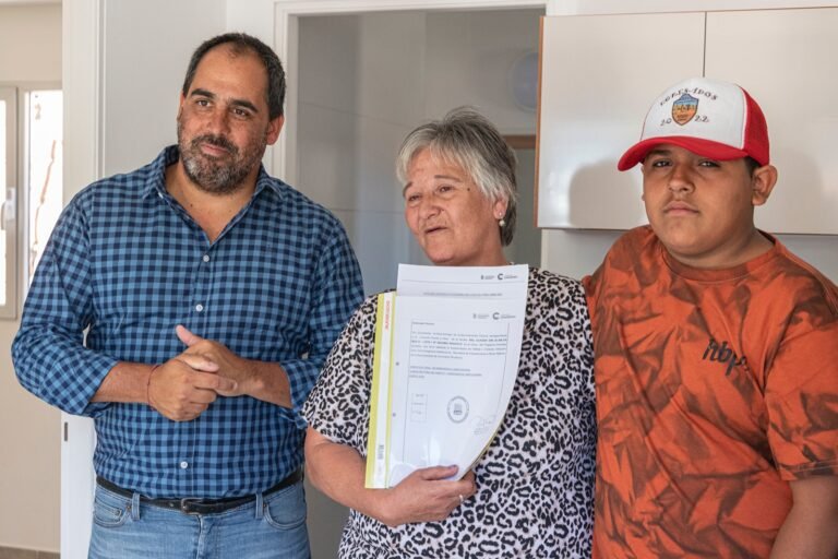 Una abuela y su nieto recibieron una vivienda social tras vivir en una precaria casa
