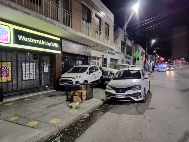 Chocó a un vehículo estacionado y se negó al test de alcoholemia
