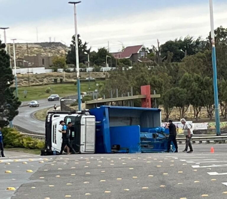 Insólito vuelco de un camión en una estación de servicio 