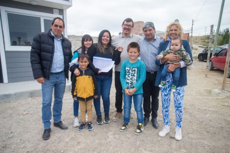 Cuatro familias que vivían en condiciones precarias podrán disfrutar de su nueva vivienda