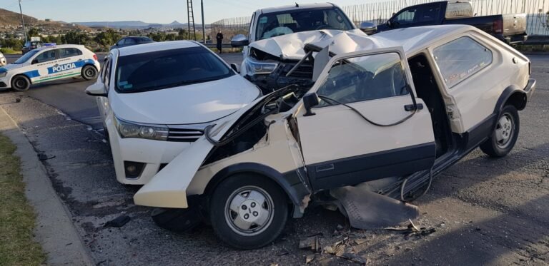 Se cruzó de carril e impactó con dos vehículos más