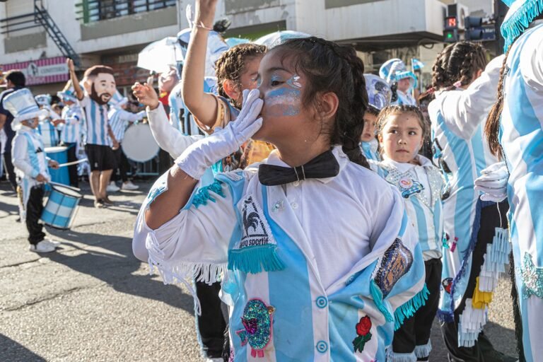 Carnavales: 17 murgas bailaron y desfilaron más de 2 mil chicos y chicas
