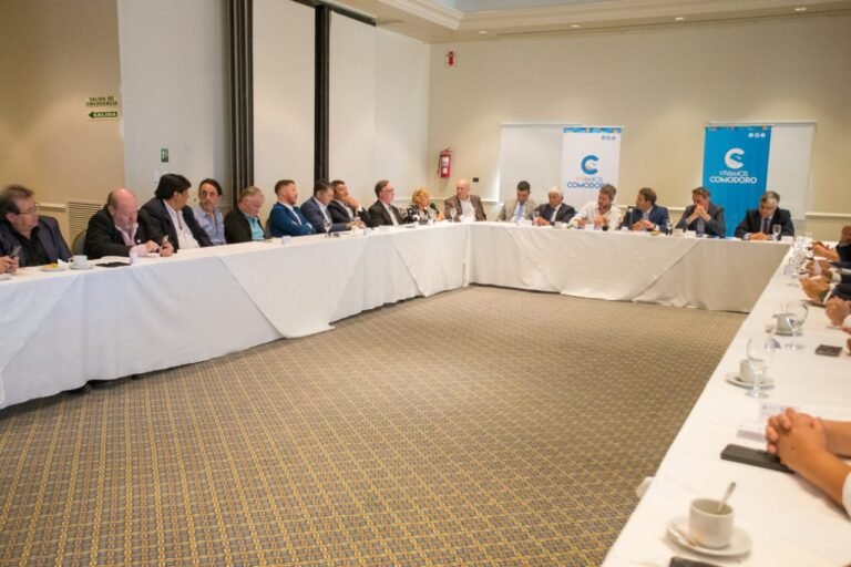 Aniversario: Luque recibió a más de 20 intendentes y jefes comunales de toda la provincia