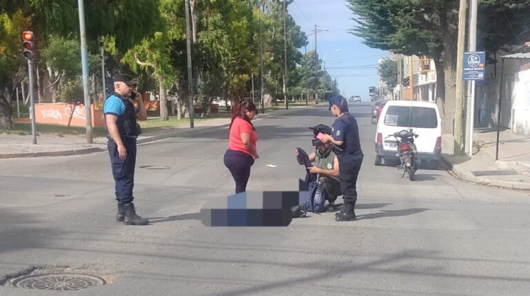 Pasó sobre un bache y su acompañante salió despedida cayendo al asfalto