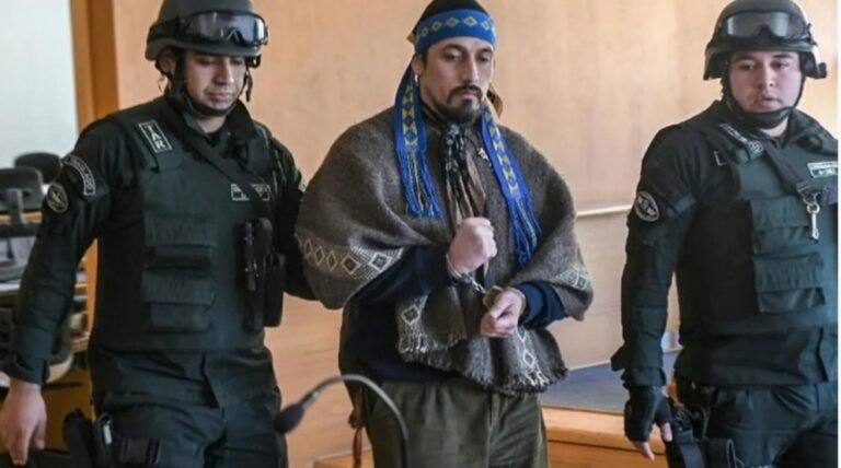 Jones Huala empezó una huelga de hambre y piden su traslado a Esquel