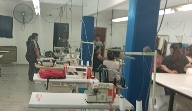 Una cooperativa chubutense producirá 10 mil guardapolvos para Nación