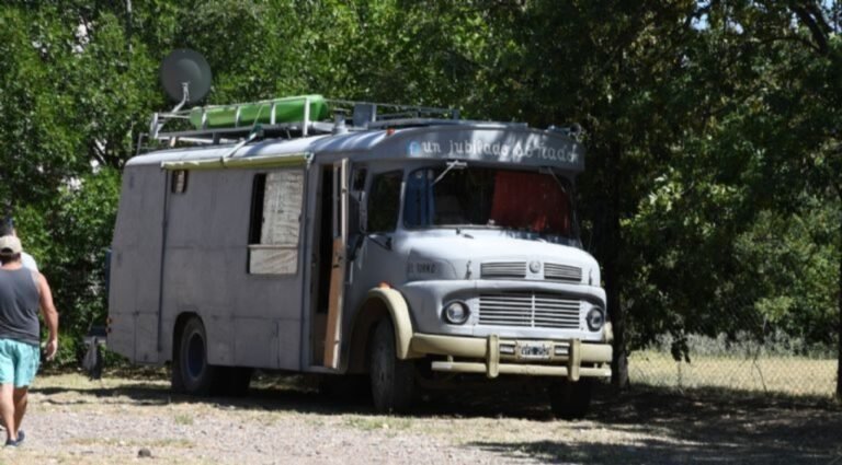 Una pareja de jubilados recorre el país a bordo de un viejo colectivo