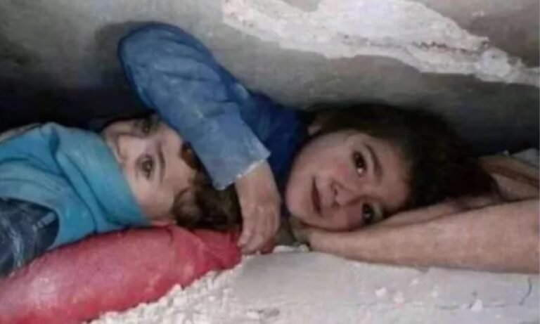 Una nena protegió la cabeza de su hermano por 17 horas bajo los escombros