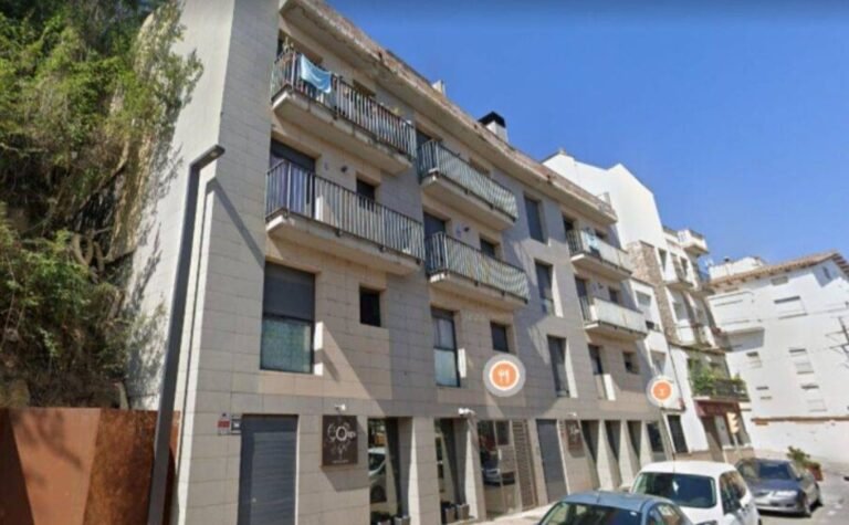 Una niña murió y su gemela está grave tras saltar de un balcón: sufrían bullying por ser argentinas