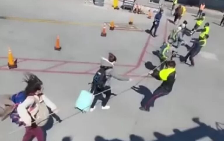 El Calafate: turistas bajaron del avión con sogas por los fuertes vientos