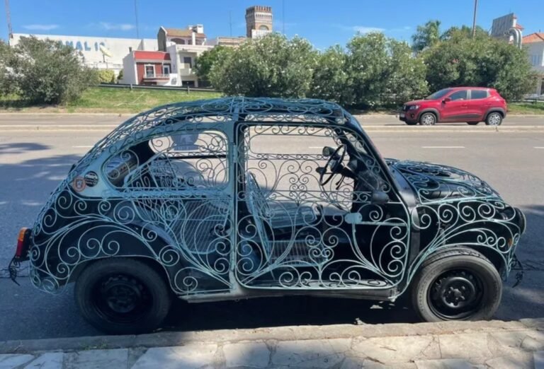 Compró un Fiat 600, se encerró 12 días en su taller y creó una obra de arte para recorrer el país