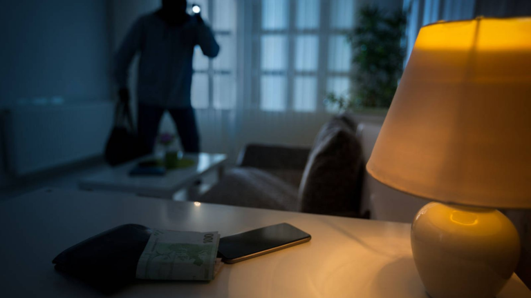 Ingresaron a su casa mientras dormía, los sorprendió y huyeron