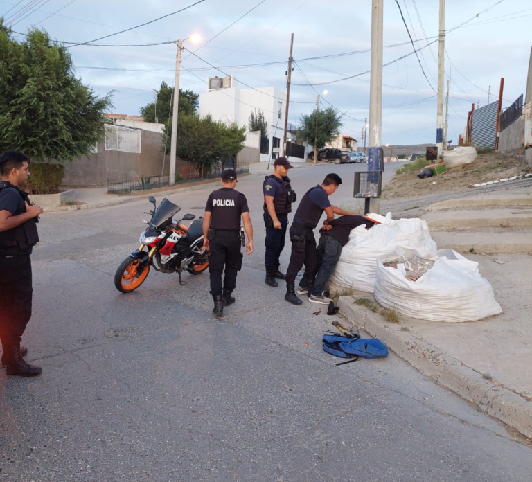 Huyó luego de intentar robar una moto y acabó detenido