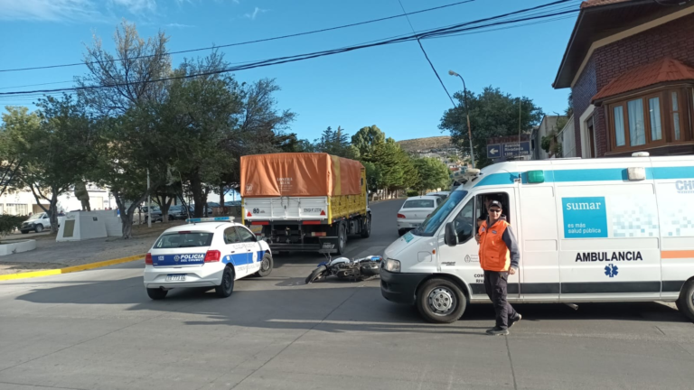 Un camión y una moto chocaron en el cruce de las avenidas Alsina y Rivadavia