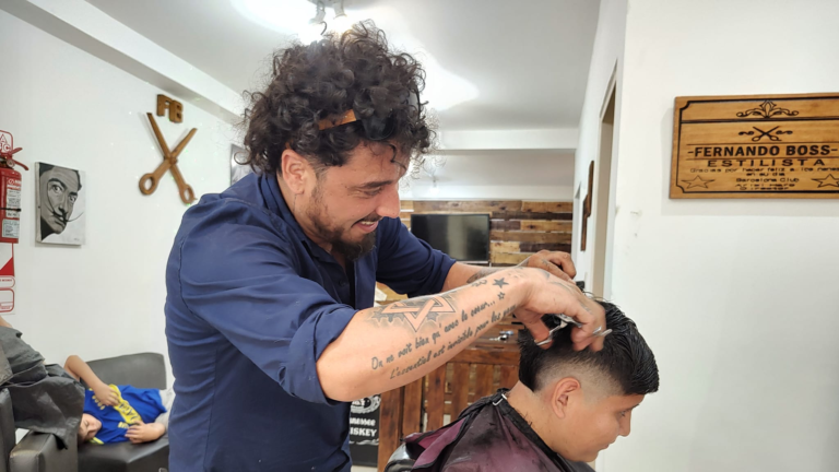 Peluquero solidario: cortes a $500 pesos para niños