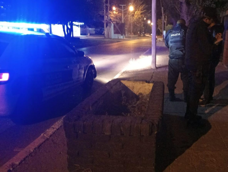 Fue detenido luego de intentar entrar violentamente a la casa de una mujer