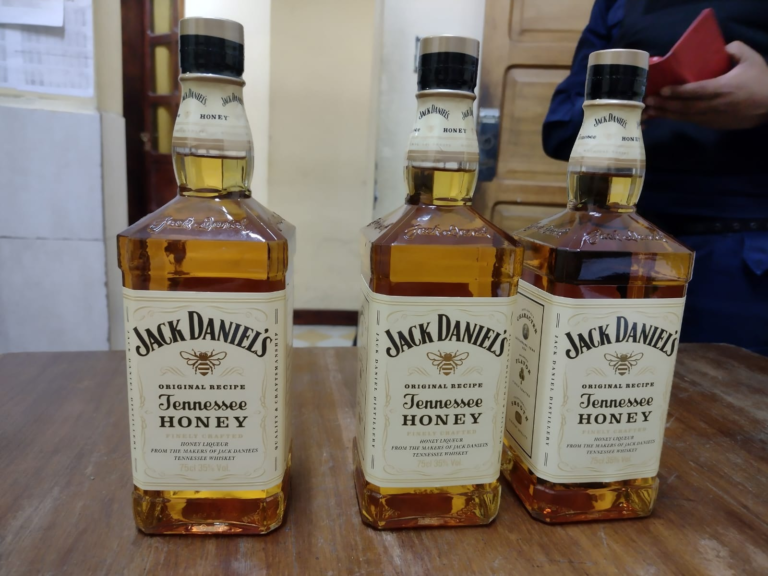 Una pareja fue detenida tras robar varias botellas de alcohol de un supermercado