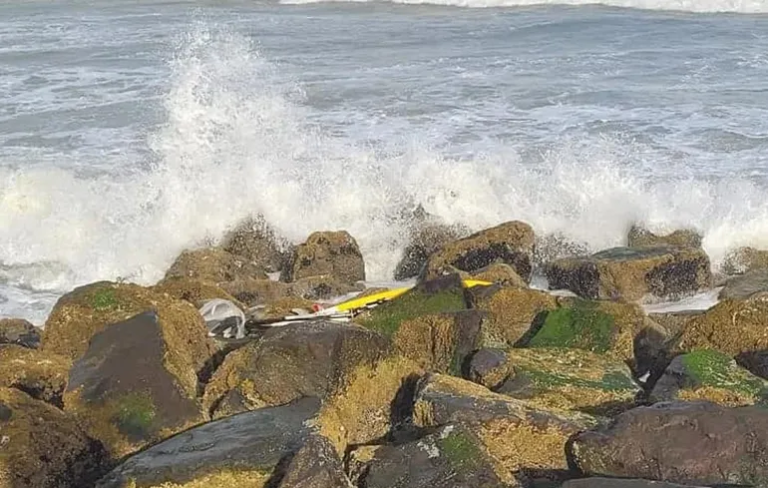 Se encontraba practicando windsurf y terminó arrastrado por la marea