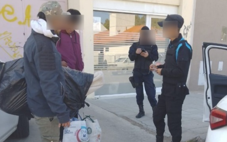 Llevaban un marco de una bici presuntamente robada y un frasco con droga