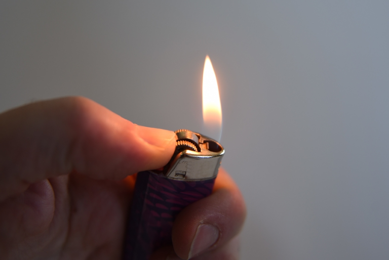 Está en terapia intensiva tras ser quemado por su pareja