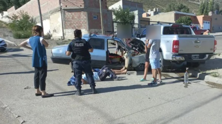 Un vehículo se quedó sin frenos y colisionó fuertemente contra una camioneta