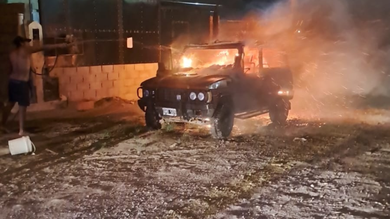 Un vehículo se incendió en plena vía pública: habría sido intencional