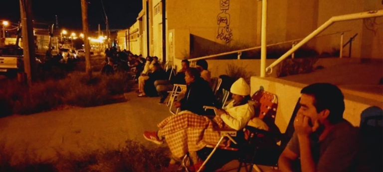 Pasaron toda la noche en la intemperie por una vacante de secundaria