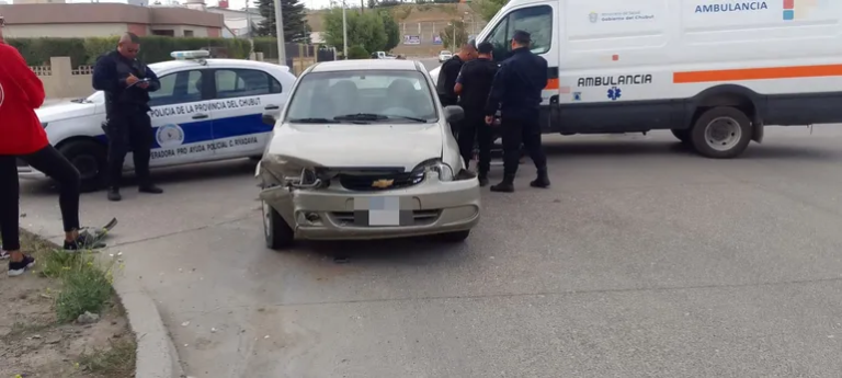 Dos heridos tras un impresionante choque en el barrio Roca