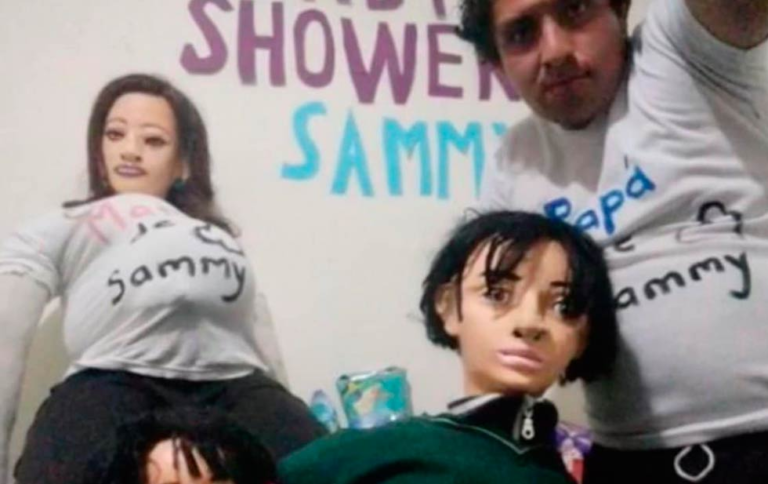 Se casó con una muñeca de trapo y ahora esperan su tercer muñequito