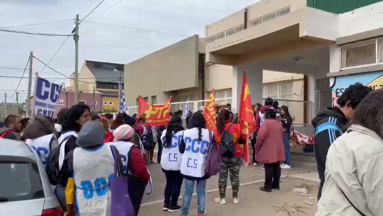 Docentes se concentraron en la Escuela 743 para exigir mejoras salariales