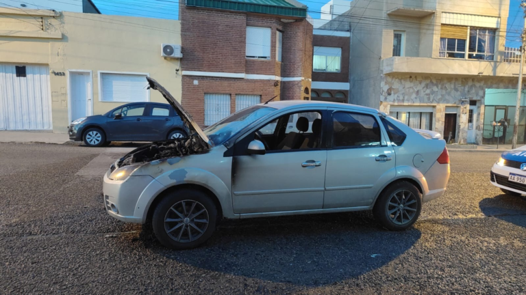 Retiró su auto del mecánico y a los minutos se le incendió mientras conducía