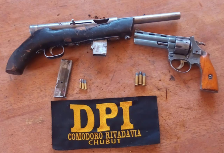 Tras un asalto, se realizaron allanamientos y dieron con varias armas de fuego