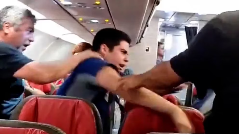 Los quisieron bajar del avión por estar borrachos y se fueron a las piñas