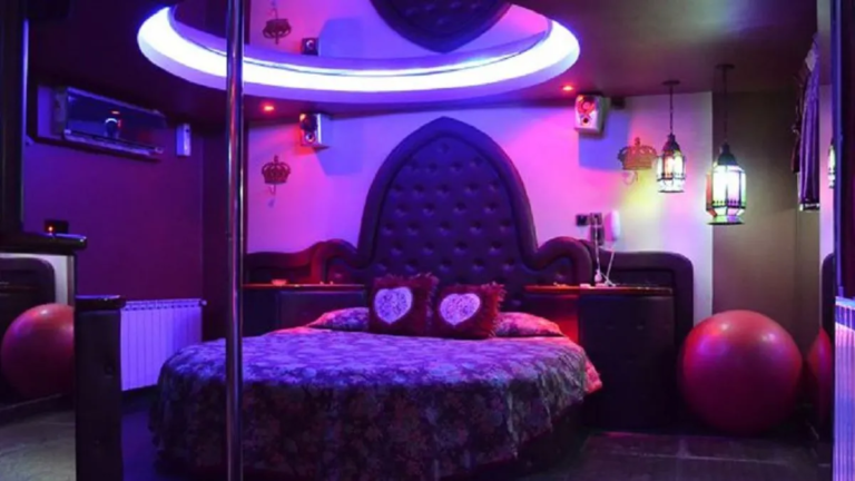 Atrapó a su esposa en un telo y persiguió con un arma al amante