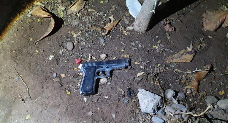 Encontró una pistola, la agarró y se disparó accidentalmente en el pie