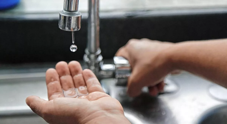 Cuatro barrios sin agua por una avería en un caño principal
