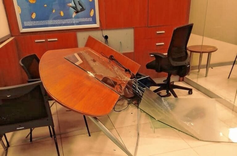 Sacaron por la fuerza a un hombre de un banco y murió de un paro