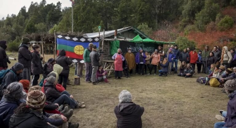 La Corte Suprema ordenó suspender la entrega de tierras a una comunidad mapuche en Bariloche