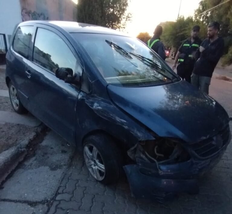 Chocó a un vehículo estacionado y llamó a su mamá