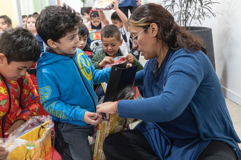Ya se repartieron 7 mil kits escolares en asociaciones vecinales