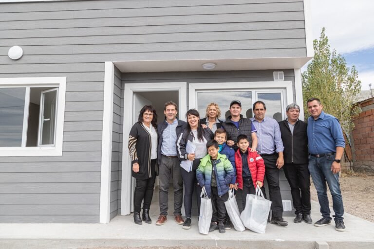 Entregaron viviendas y dos familias podrán disfrutar de su nuevo hogar