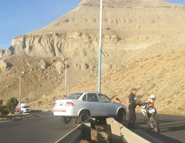 Remisero terminó encima del guardarrail