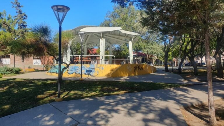 A pesar de la prohibición feriantes de la Plaza Carlos Gardel ofrecerán sus productos