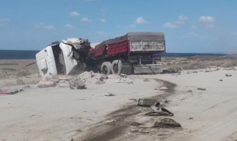 Un chofer herido al chocar tres camiones y volcar uno de ellos