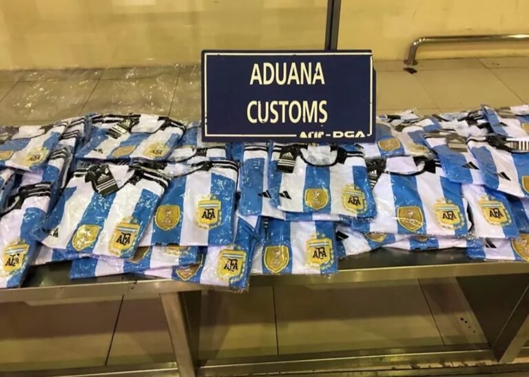 Las codiciadas 3 estrellas: un hombre intentó ingresar al país con más de 300 camisetas de la Selección