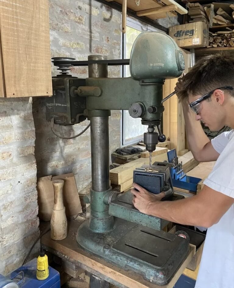 El joven que fabrica herramientas que ya casi no existen