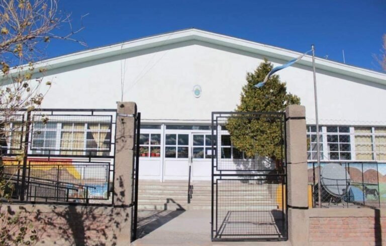 Lo citaron porque su hijo lloraba, se presentó y lo golpeó delante de los docentes